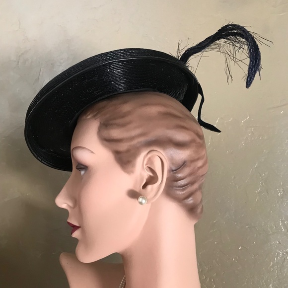 INVENTIVE 1930s' BLACK STRAW TILT HAT WITH CRAFTED LONG FEATHER & BOW - Picture 5 of 12